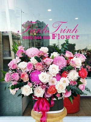 Giỏ hoa chúc mừng, giỏ hoa chúc mừng khai trương, giỏ hoa chúc mừng sinh nhật của shop hoa tươi Trinh Trinh tại thành phố Tân An, tỉnh Long An LCM-001