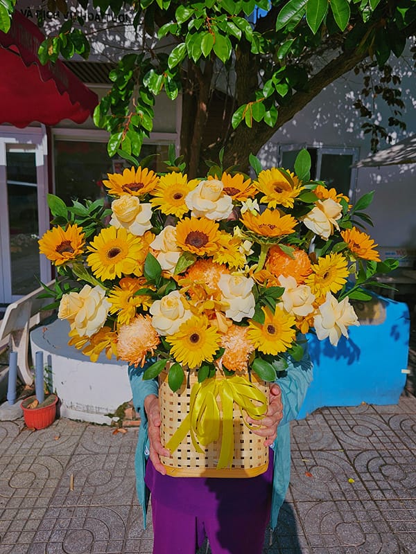 Giỏ Hoa Tone Màu Vàng, Giỏ Hoa Hướng Dương, Giỏ Hoa Đẹp, Giỏ Hoa Khai Trương, Giỏ Hoa Chúc Mừng, Giỏ Hoa Sinh Nhật Của Shop Hoa Tươi Tiệm Hoa Tươi Tân An, Long An | Tây Ninh Gcm-108