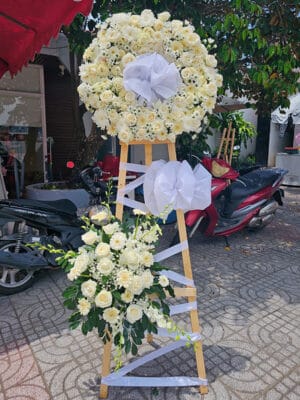 Lẵng hoa tang viếng đám tang hai tầng tông màu trắng trang trọng tại shop hoa tươi Tân An chuyên kệ hoa viếng, lẵng hoa chia buồn ở khu vực Tân An, Long An tỉnh Tây Ninh mã số LHT-001