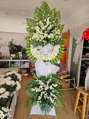 Lẵng hoa viếng đám tang hai tầng tông màu trắng trang trọng tại shop hoa tươi Tân An chuyên kệ hoa viếng, lẵng hoa chia buồn ở khu vực Tân An, Long An tỉnh Tây Ninh mã số LHT-002