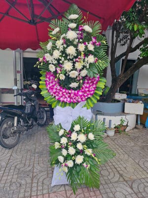 Lẵng hoa viếng đám tang hai tầng tông màu tím trang trọng tại shop hoa tươi Tân An chuyên kệ hoa viếng, lẵng hoa chia buồn ở khu vực Tân An, Long An tỉnh Tây Ninh mã số LHT-003