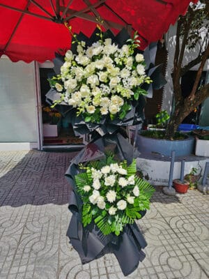 Lẵng hoa viếng đám tang hai tầng tông màu trắng trang trọng tại shop hoa tươi Tân An chuyên kệ hoa viếng, lẵng hoa chia buồn ở khu vực Tân An, Long An tỉnh Tây Ninh mã số LHT-005