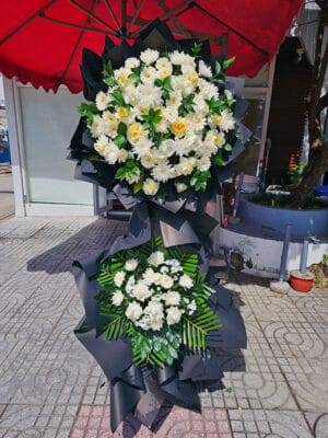 Lẵng hoa viếng đám tang hai tầng tông màu trắng trang trọng tại shop hoa tươi Tân An chuyên kệ hoa viếng, lẵng hoa chia buồn ở khu vực Tân An, Long An tỉnh Tây Ninh mã số LHT-006