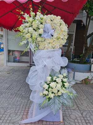 Lẵng hoa viếng đám tang hai tầng tông màu trắng trang trọng tại shop hoa tươi Tân An chuyên kệ hoa viếng, lẵng hoa chia buồn ở khu vực Tân An, Long An tỉnh Tây Ninh mã số LHT-007