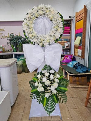 Lẵng hoa viếng đám tang hai tầng tông màu trắng trang trọng tại shop hoa tươi Tân An chuyên kệ hoa viếng, lẵng hoa chia buồn ở khu vực Tân An, Long An tỉnh Tây Ninh mã số LHT-009