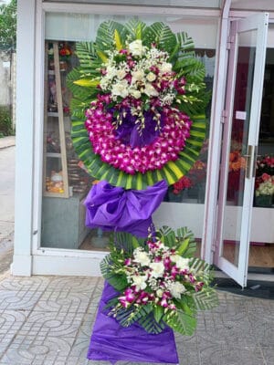 Lẵng hoa viếng đám tang hai tầng tông màu tím trang trọng tại shop hoa tươi Tân An chuyên kệ hoa viếng, lẵng hoa chia buồn ở khu vực Tân An, Long An tỉnh Tây Ninh mã số LHT-010
