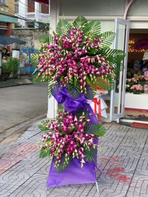 Lẵng hoa viếng đám tang hai tầng tông màu tím trang trọng tại shop hoa tươi Tân An chuyên kệ hoa viếng, lẵng hoa chia buồn ở khu vực Tân An, Long An tỉnh Tây Ninh mã số LHT-011